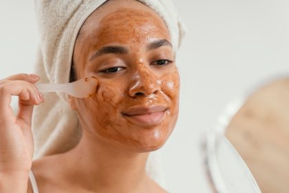 Quel exfoliant visage choisir pour lisser le grain de peau rapidement ?