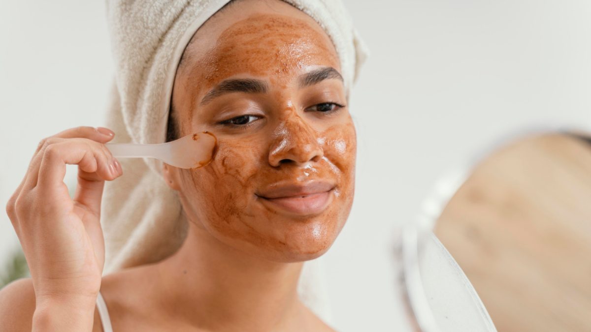Quel exfoliant visage choisir pour lisser le grain de peau rapidement ?